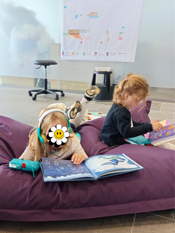 Deux enfants qui utilisent les Bookinou