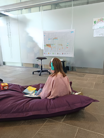 Une jeune fille utilise le bookinou