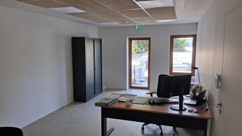 photo d'un bureau neuf en cours d'installation