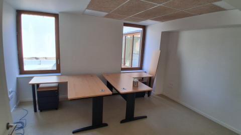 photo d'un bureau neuf en cours d'installation