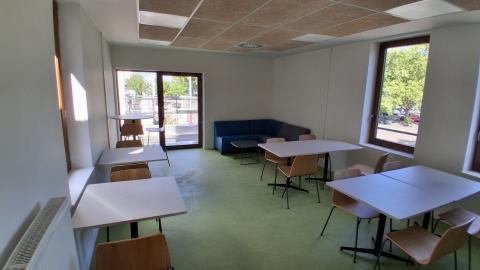 photo d'un bureau neuf en cours d'installation