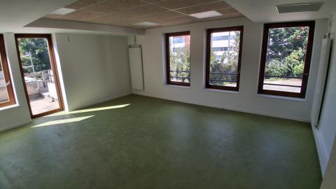 photo d'un bureau neuf en cours d'installation