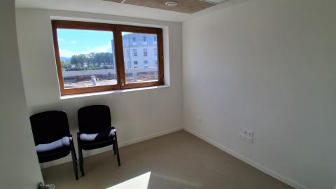 photo d'un bureau neuf en cours d'installation