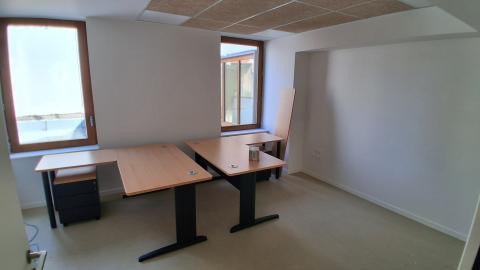 photo d'un bureau neuf en cours d'installation