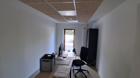 photo d'un bureau neuf en cours d'installation