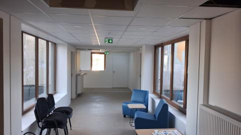 photo du couloir de l'étage neuf avec des fauteuils