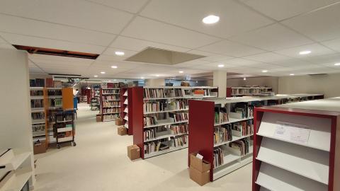 photo des nouvelles étagères de livres du rez-de-chaussée