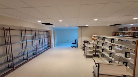 photo des nouvelles étagères de livres du rez-de-chaussée