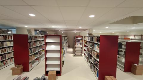 photo des nouvelles étagères de livres du rez-de-chaussée