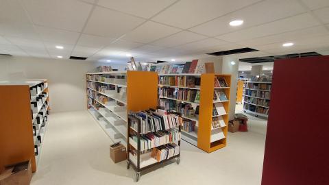 photo des nouvelles étagères de livres du rez-de-chaussée