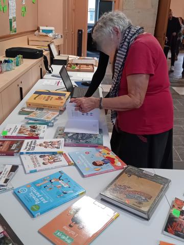 Personne consultant la sélection de documents adaptés