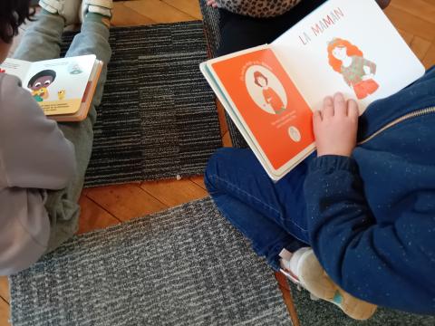 enfants consultant les documents adaptés