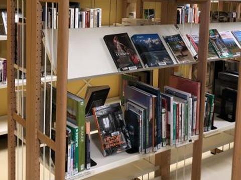 photo d'étagères dans l'annexe