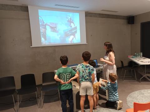 Enfants manipulant la table mash'up