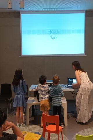 Enfants manipulant la table mash'up