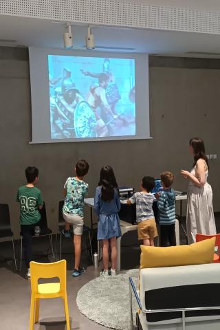 Enfants manipulant la table mash'up