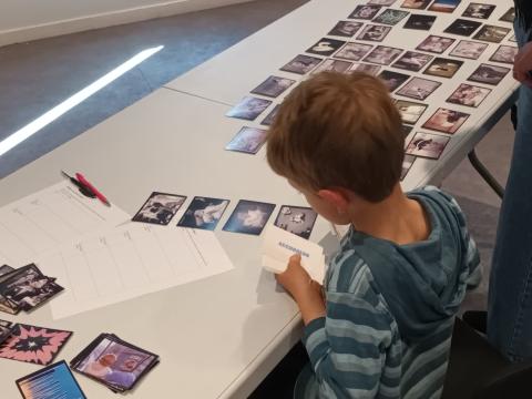 Enfants manipulant la table mash'up