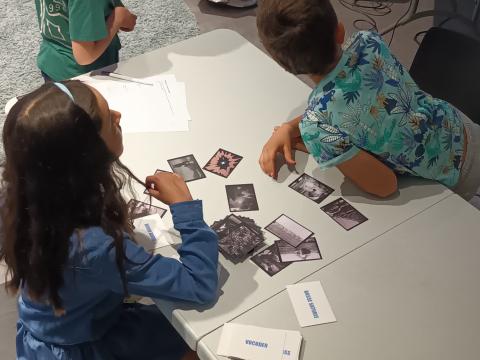 Enfants manipulant la table mash'up