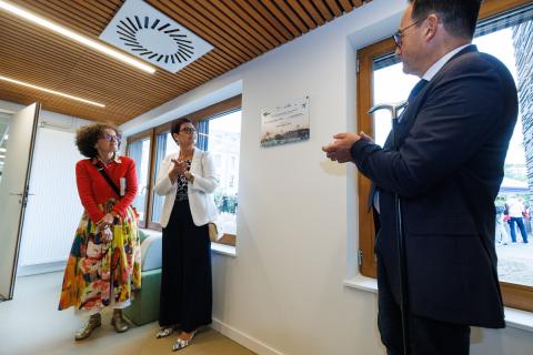 Dévoilement de la plaque inaugurale par le Président du Département, la Préfète et Marie-Hélène LAFON