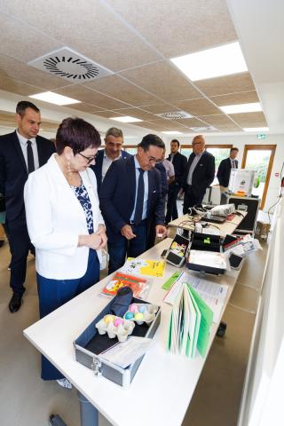 Les élus dans la salle de formation regarde les supports présentés (malle balbu-ciné, imprimante 3D, handikit...)