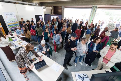 Les invités dans le garage de la médiathèque avec différents services présentés