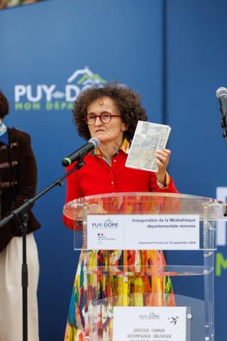 Marie-Hélène LAFON en train de lire un texte au moment des discours