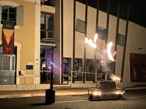 spectacle de feu devant la gare de l'Utopie à Vertolaye