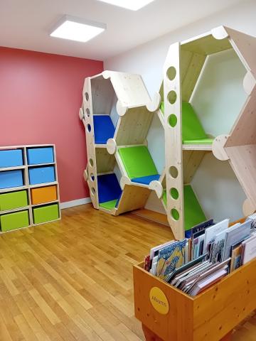 Vue intérieure de la bibliothèque de La Monnerie-le-Montel