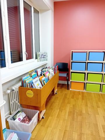 Vue intérieure de la bibliothèque de La Monnerie-le-Montel