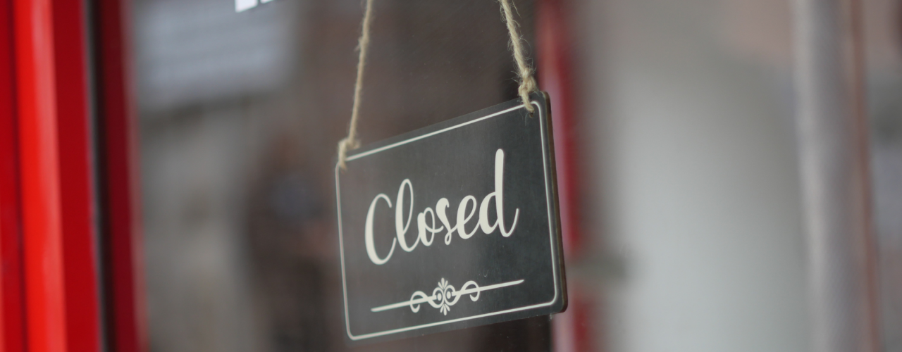 pancarte "closed" sur une vitrine