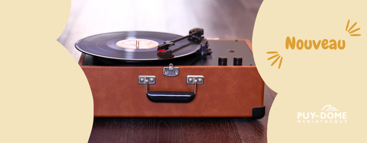Platine vinyle portable avec un vinyle en écoute