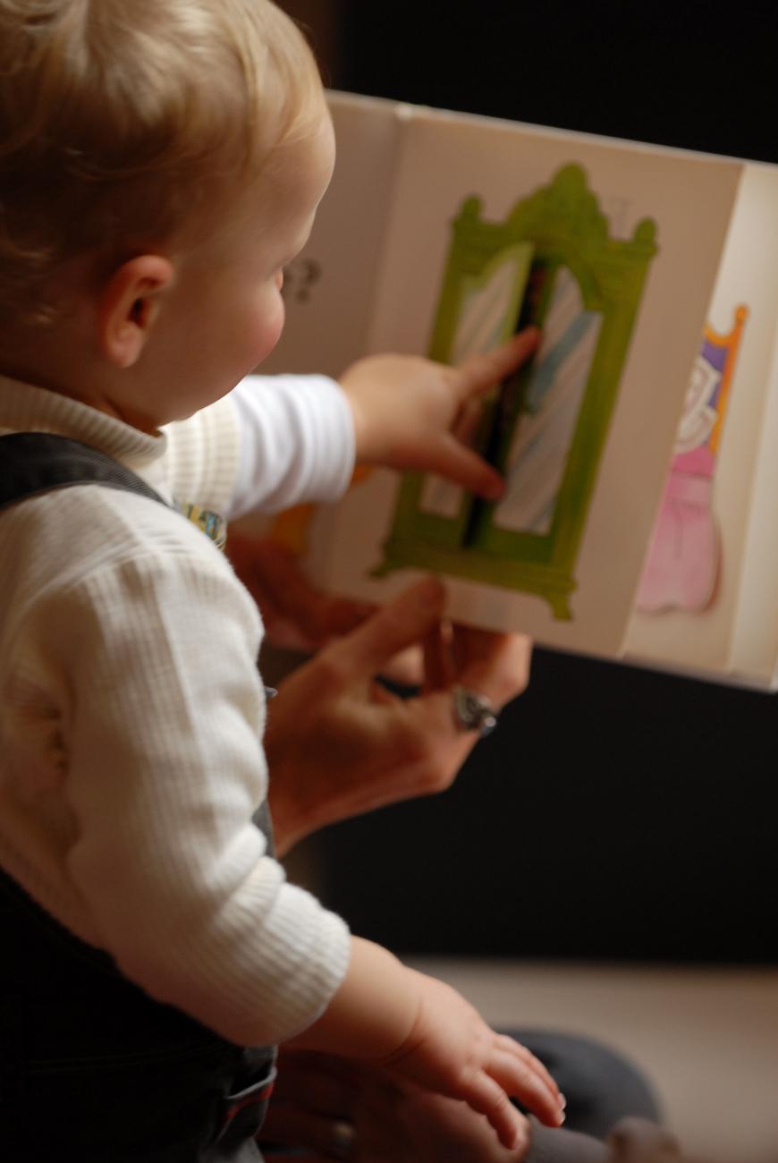 bébé  devant un livre