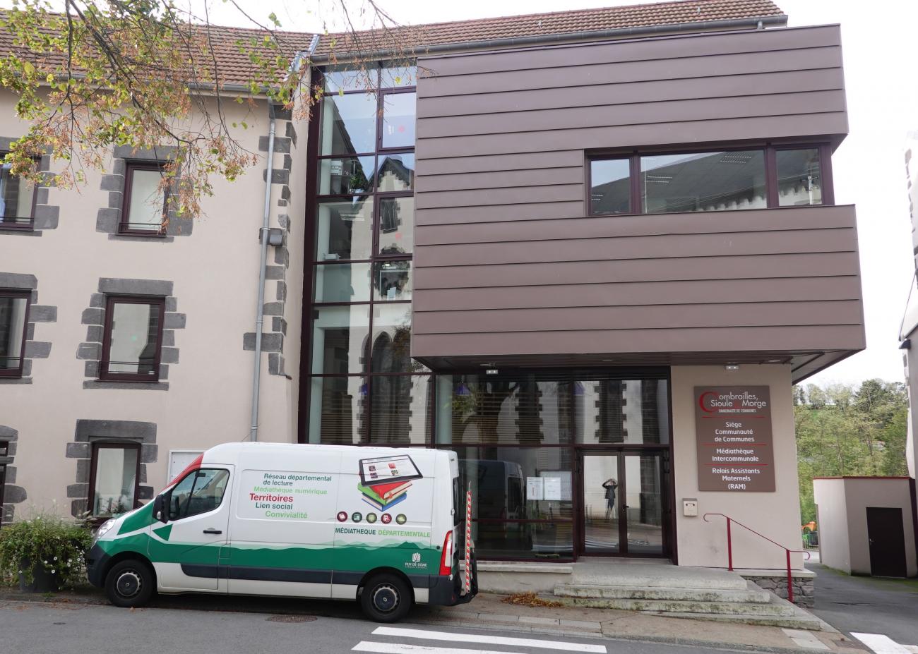 Navette devant une médiathèque