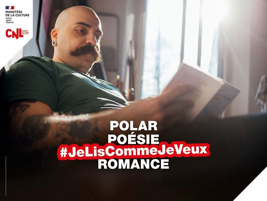 Homme moustachu qui lit