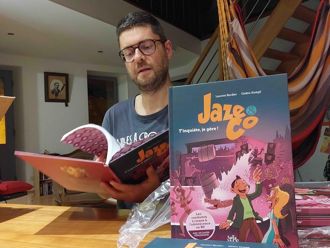 Laurent Bordier feuillette la BD
