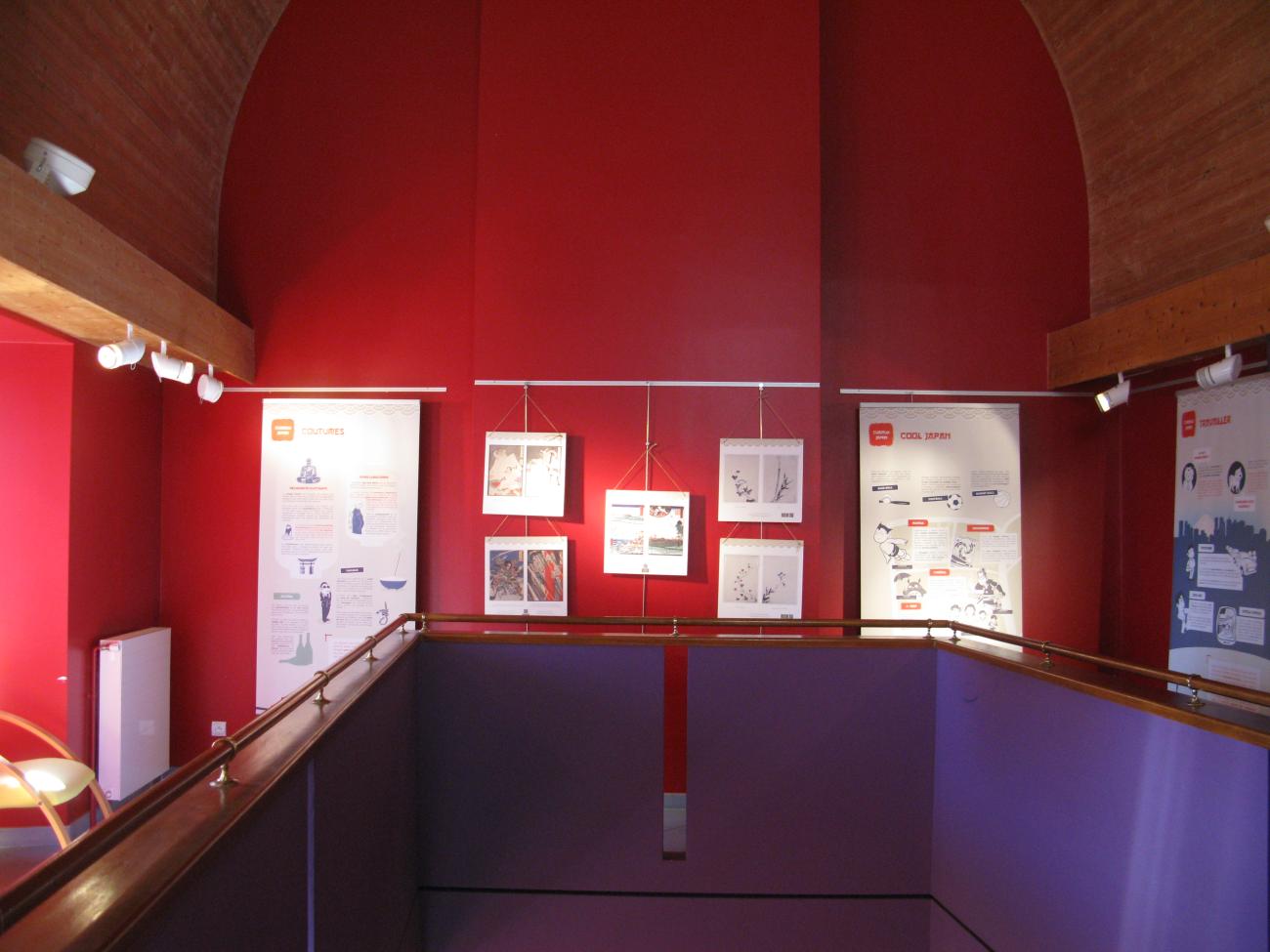 panneaux exposition sur mur rouge