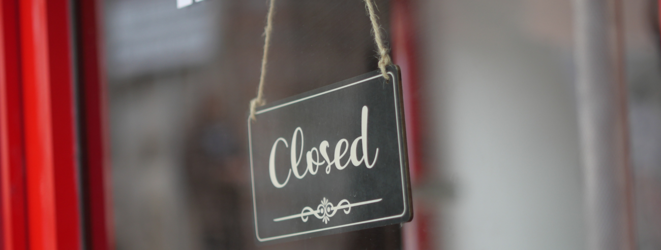 pancarte "closed" sur une vitrine