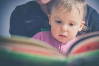enfant et parent en train de lire