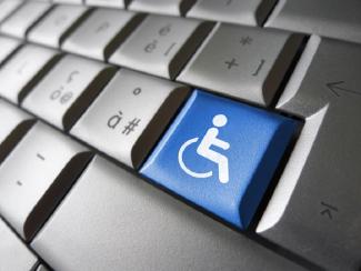 gros plan d'un clavier avec une touche modifiée présentant le logo handicapé - copyright numerique.gouv.fr