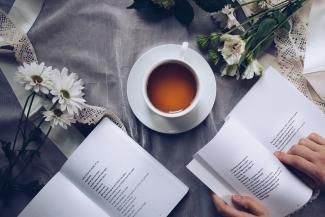 recueil de poésie avec tasse de café