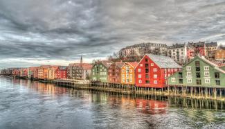 maisons colorées des pays nordiques en bord de fleuve