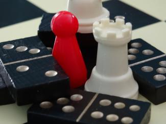 Jeux d'échecs et de dominos sur un plateau