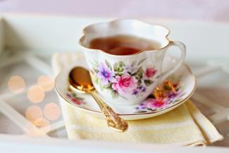 tasse de thé en porcelaine avec sa petite cuillère
