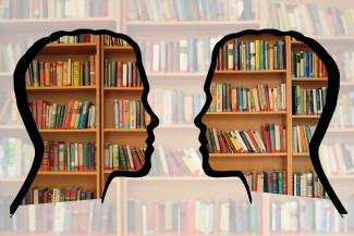 Deux silhouettes se regardent sur un fonds de livres