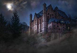 image d'un château hanté la nuit au clair de lune