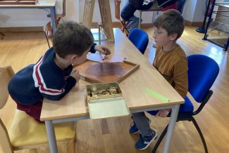 2 enfants jouant avec un jeu en bois