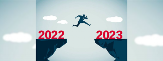 Personnage qui saute un fossé entre 2022 et 2023