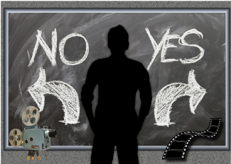 Ombre d'homme face à tableau noir avec 2 flèches indiquant No et Yes et caméra et bobine de cinéma