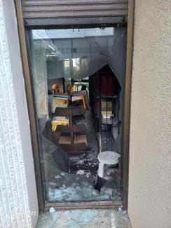 photo de la fenêtre brisée et du local consumé 