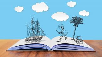 livre ouvert à plat sur lequel sont dessinés un bateau et un pirate en relief